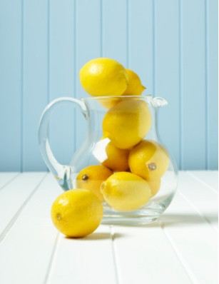<p><strong>Етерично масло от лимон</strong></p>

<p>Енергизира и премахва стреса</p>

<p>Чудесен помощник в почистването и готвенето</p>

<p><em>Всекиднесвна употреба: Всяка сутрин добавяйте няколко капки лимомена есенция в чаша с вода. Това ще ви ободри и ще запази тонуса ви.</em></p>