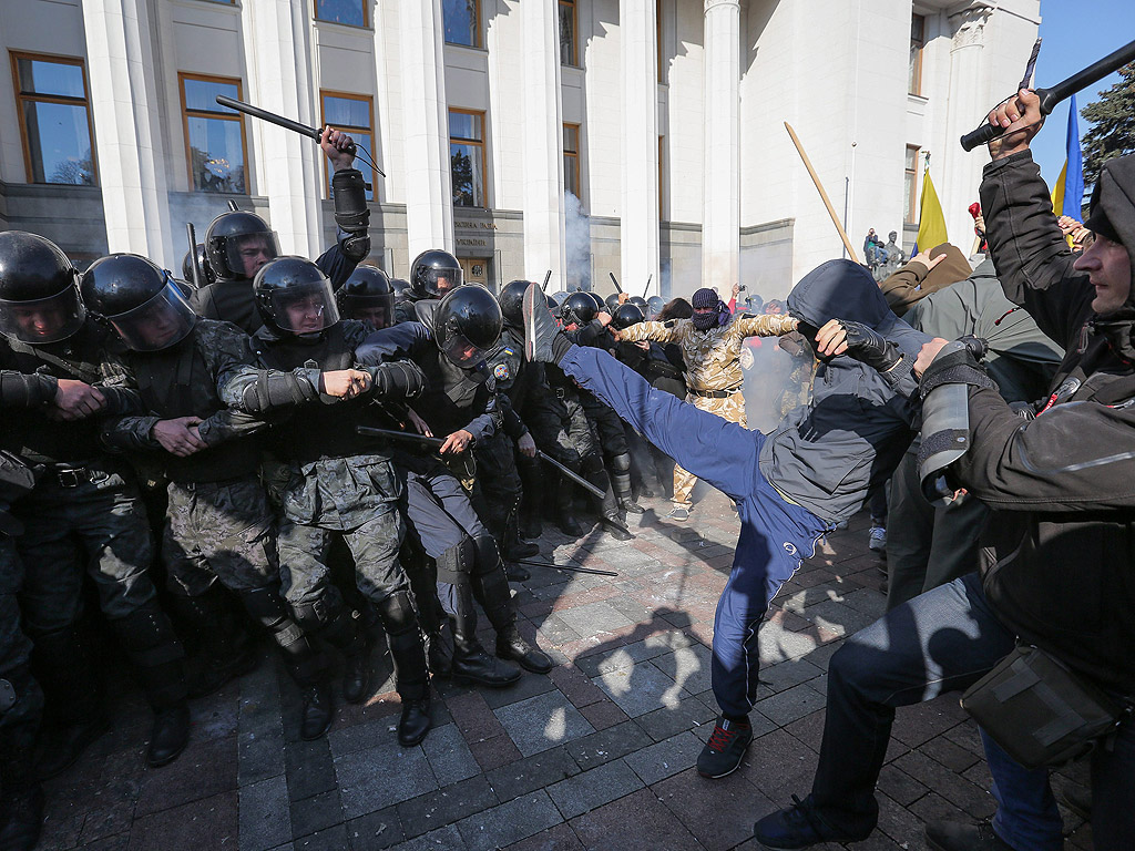 Украински привърженици на ултра-дясната партия влязоха в сблъсъци с полицията пред украинския парламент по време на протестите в Киев, Украйна. Безредиците са избухнали, след като депутатите отказаха да разгледат законопроекта за признаването на бойците на Украинската бунтовническа армия, воюващи на страната на независимостта на Украйна във Втората световна война.