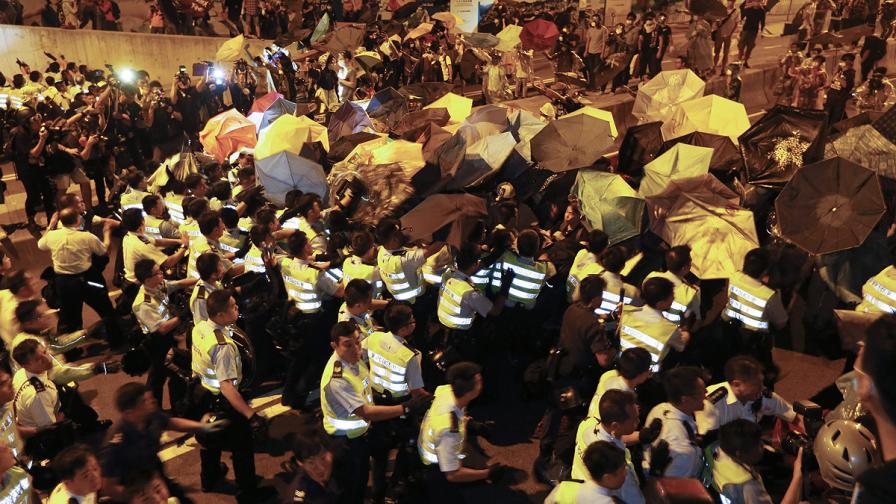 Нови ожесточени сблъсъци между демонстранти и полицията в Хонконг