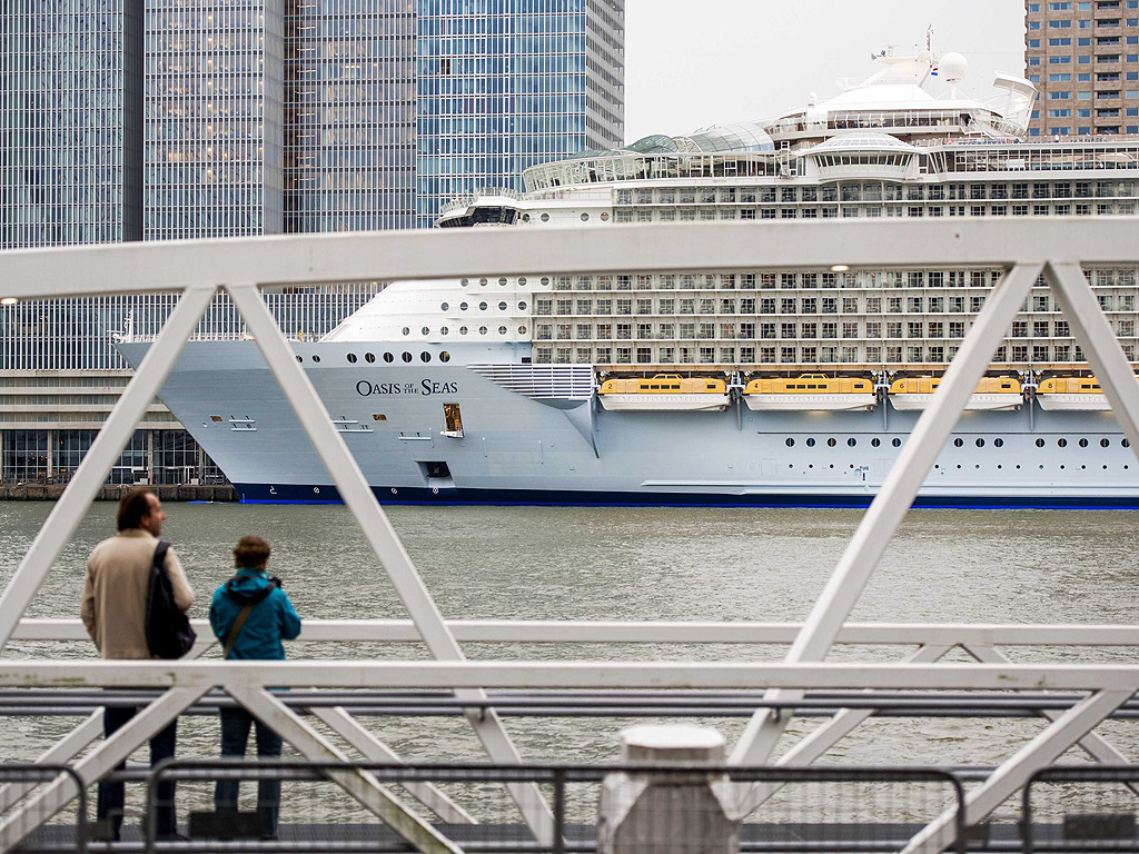 Най-големия круизен кораб Оазис на моретата плава в пристанището на Ротердам, Холандия