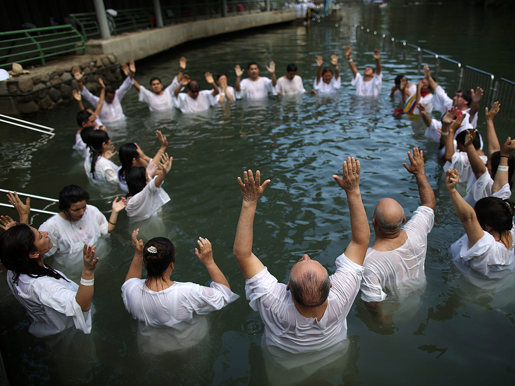 Християнски поклонници от Бразилия се кръстят в река Йордан, Израел. Хиляди християнски поклонници са пристигнали в Израел, за да вземат участие в празника на колибите, който съвпада с еврейския празник Сукот