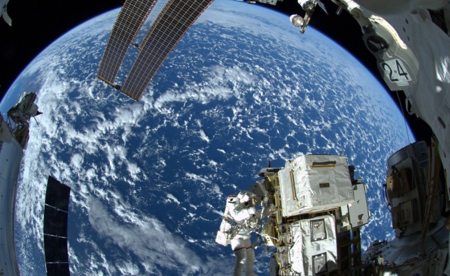 Астронавти ще прекарат една година в Космоса