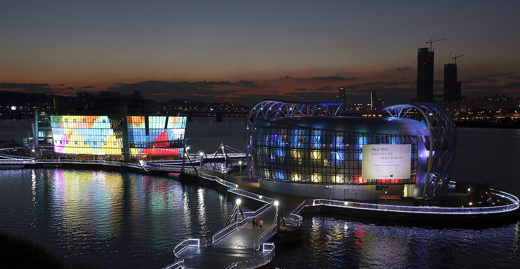 Три изкуствени острова по река Хан, ярко осветени след официалното откриване в Сеул, Южна Корея. На островите в южен Сеул, са построени конгресен център, кафе, ресторант и парк за водни развлечения