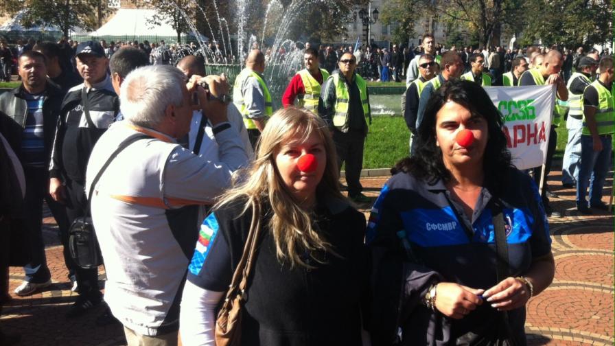 Полицаи сложиха червени клоунски носове на протеста