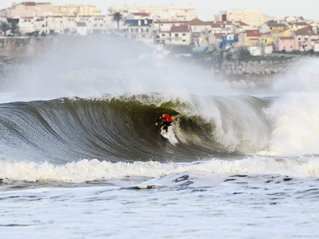Австралийския сърфист и настоящ световен шампион Мик Фанинг в изпълнение по време на участието му на Moche Rip Curl Pro в Пениче, Португалия