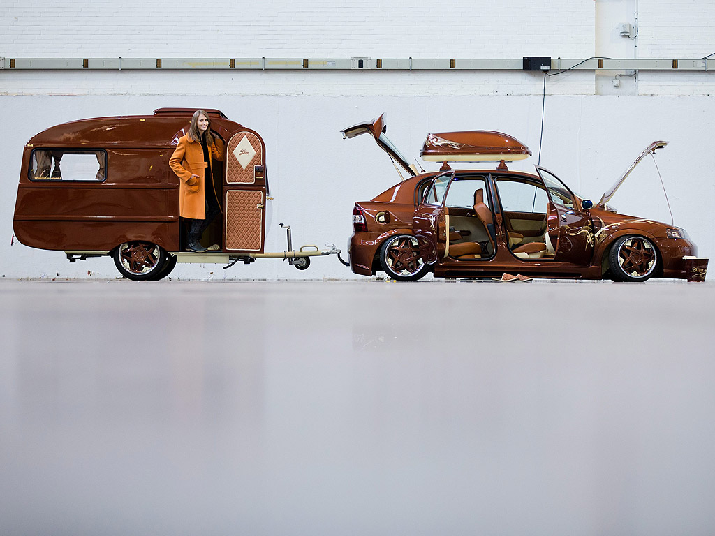 Модел позира в прикачена каравана към Opel Astra G Diva на автомобилното изложение в Есен, Германия. Панаир за тунинг и аксесоари се провежда в Есен от 28 ноември до 07 декември, 2014 г.