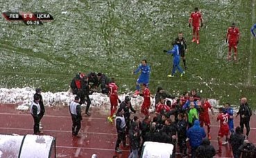 ВИДЕО: Нацелиха Стойчо Младенов със снежна топка, меле между двата щаба