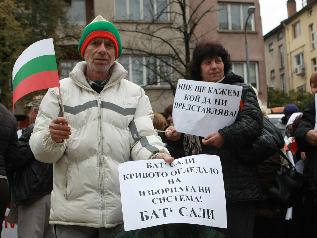 Над 700 души дойдоха в столицата от Кюстендил, за да протестират първо пред централата на ДПС, а после и пред Народното събрание, срещу мандата на Александър Методиев