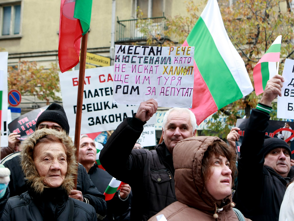 Над 700 души дойдоха в столицата от Кюстендил, за да протестират първо пред централата на ДПС, а после и пред Народното събрание, срещу мандата на Александър Методиев