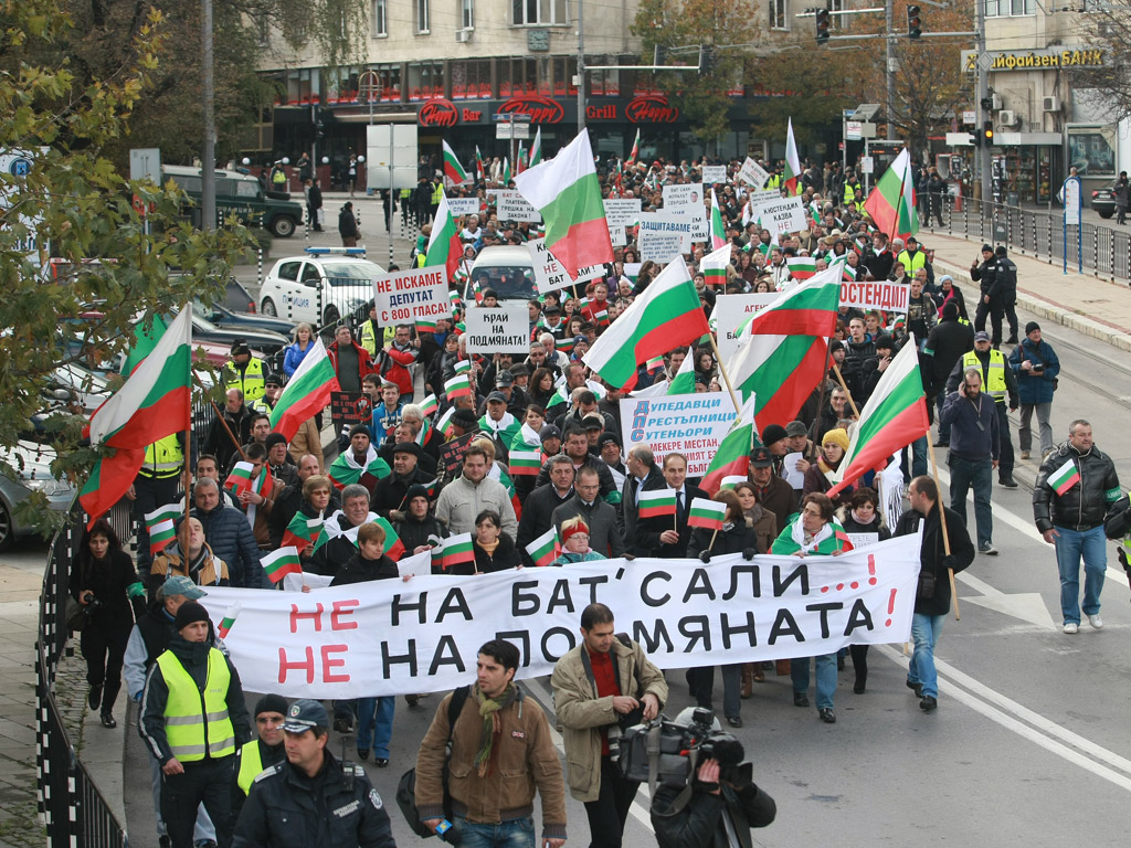 Над 700 души дойдоха в столицата от Кюстендил, за да протестират първо пред централата на ДПС, а после и пред Народното събрание, срещу мандата на Александър Методиев