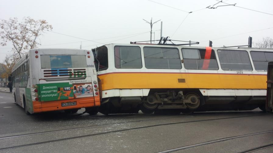 Трамвай и автобус катастрофираха в столицата