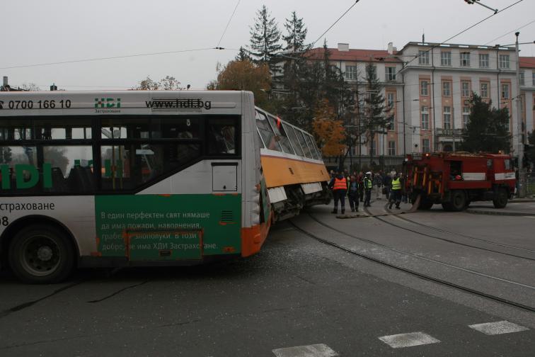 трамвай автобус катастрофа