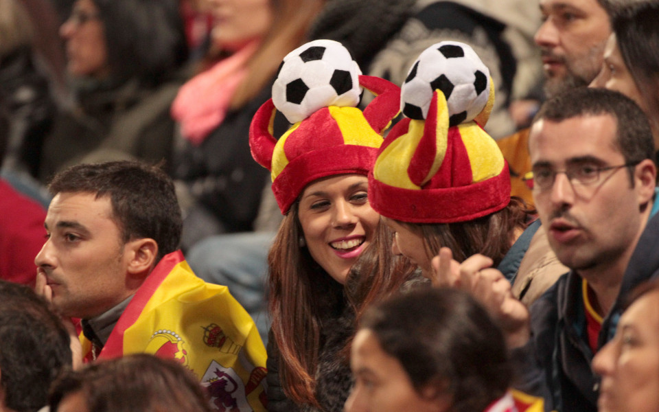 Фенове на Испания по време на мача с Беларус с атрактивни шапки./Снимка: Gulliver/Getty Images