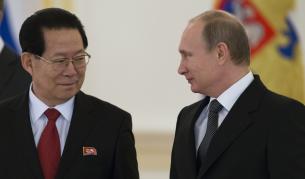 Новият посланик на КНДР в Русия Ким Хьо-чжун и Владимир Путин
