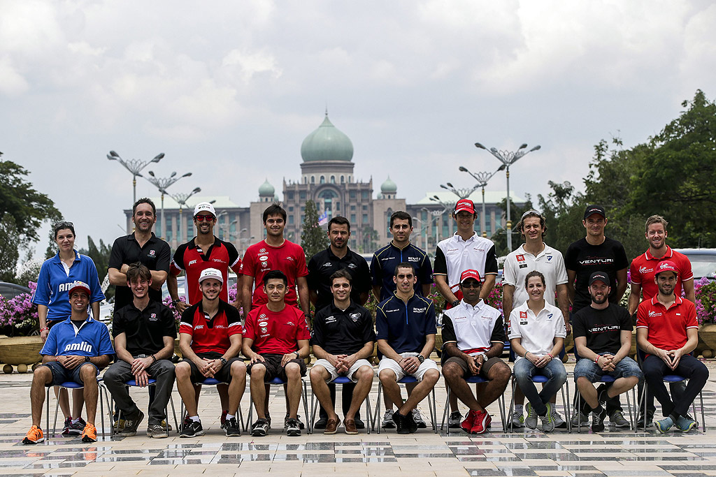 Пилотите на 10-те отбора, състезаващи се във FIA Formula E Championship на обща снимка в навечерието на FIA Formula E Championship стартовете в Путраджая, Малайзия. Formula E Championship е за автомобили, задвижвани само от електричество