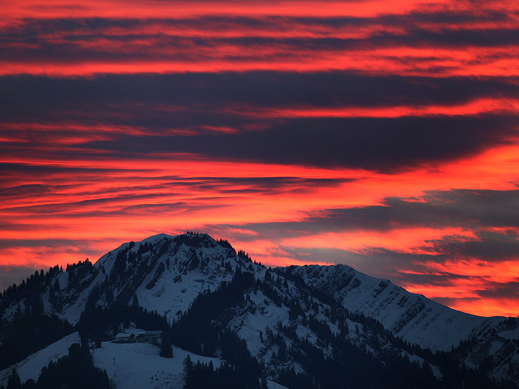 Цветно небе по залез слънце над заснежените планини в Бавария, Германия
