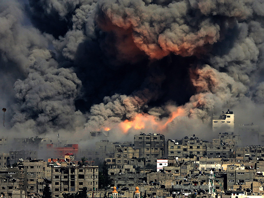 Дим над източната част на град Газа, след като израелските въздушни сили нанесоха удари там.