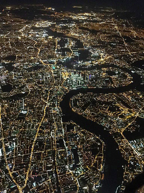 Снимка от Лондонската градска полиция от полицейски хеликоптер на река Темза със светлините на града от двете страни на реката