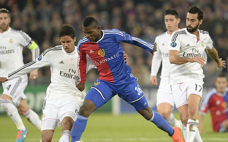 УЕФА ще наказва Базел за нахлуване на фен