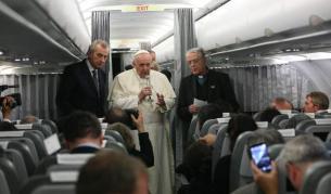 Папа Франциск дава пресконференция в самолета