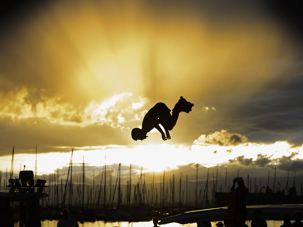 Участник в състезание по скокове във вода се хвърля в Женевското езеро на 29 август