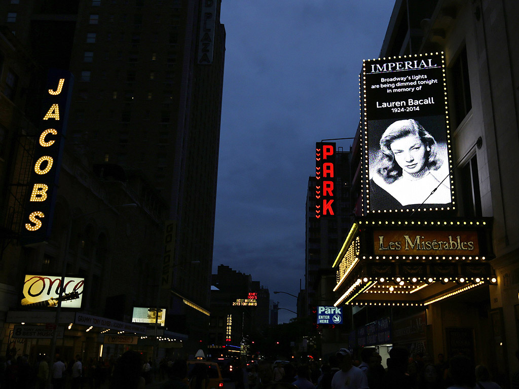 Светлините на площада Таймс скуер в Ню Йорк са загасени в памет на легендарната актриса Лорен Бакал, която почина на 12 август на 89-годишна възраст