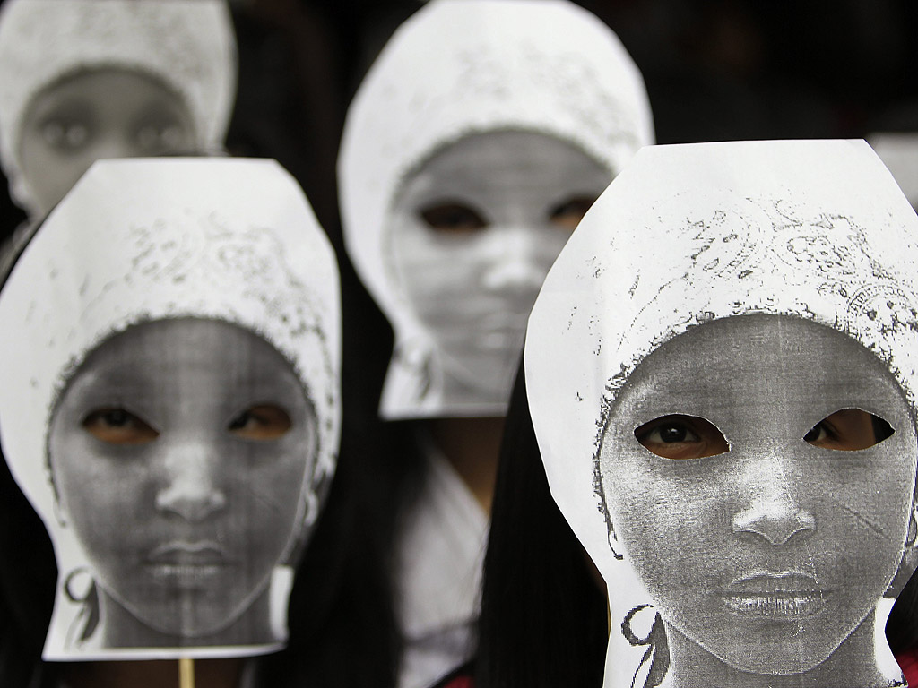 Филипински студенти носят маски на нигерийските ученички, отвлечени от ислямистката групировка Боко Харам, по време на организирана от тях улична демонстрация с искане за освобождаването на отвлечените момичета. Демонстрацията е проведена в Манила, Филипините, на 27 юни, два месеца, след като 276 момичета са били похитени от девическото им училище в Нигерия.