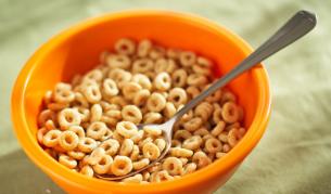 Купа зърнена закуска – по-скъпа и с повече захар от овесените ядки. Но това ли е проблемът на бедните?