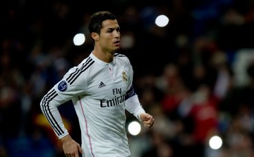 Роналдо подари фланелка с автограф на момче, което оцеля след цунамито през 2004 година