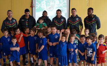 Играчи на Берое на детско тържество