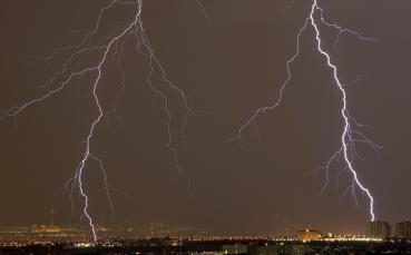 ВИДЕО: Гръм удари футболист по време на мач в Перу