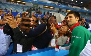 ВИДЕО: Ноле се пробва със саксофон