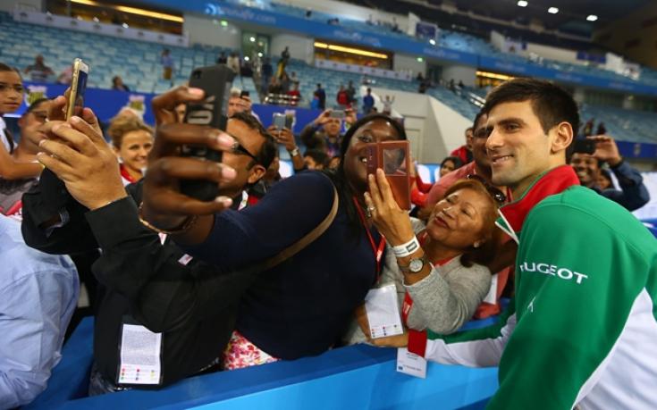 ВИДЕО: Ноле се пробва със саксофон