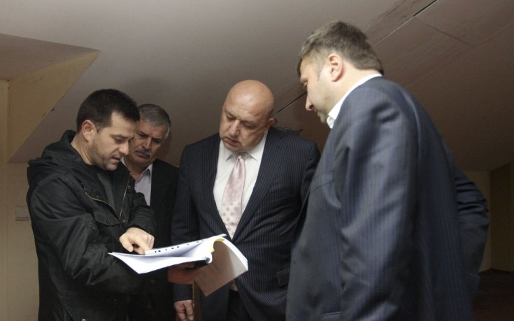 Министър Кралев инспектира покритата писта на националния стадион