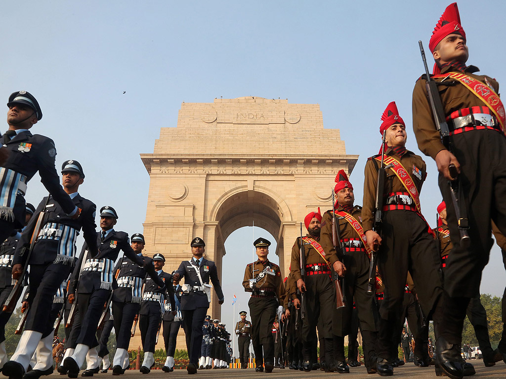 Индийски гвардейци маршируват за Деня на победата, в индийския военен мемориален комплекс в Ню Делхи, Индия. Денят на победата се отбелязва ежегодно на 16 декември в чест на победата над Пакистан през 1971