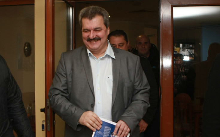 Батков дава акции на феновете, ако дават пари