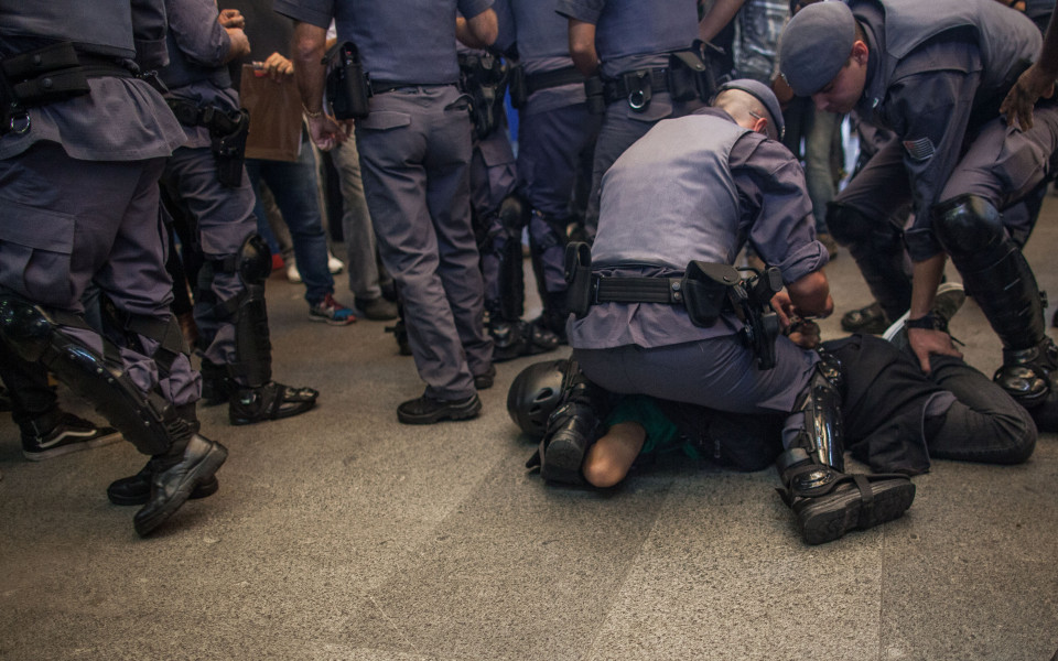 Двама полицаи попаднаха в ареста в Бразилия заради масово убийство