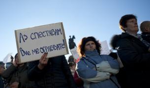 Протестиращи спряха движението пред Парламента