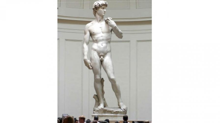 Снимка, направена през 2003 г., показва посетители, които разглеждат творбата на Микеланджело