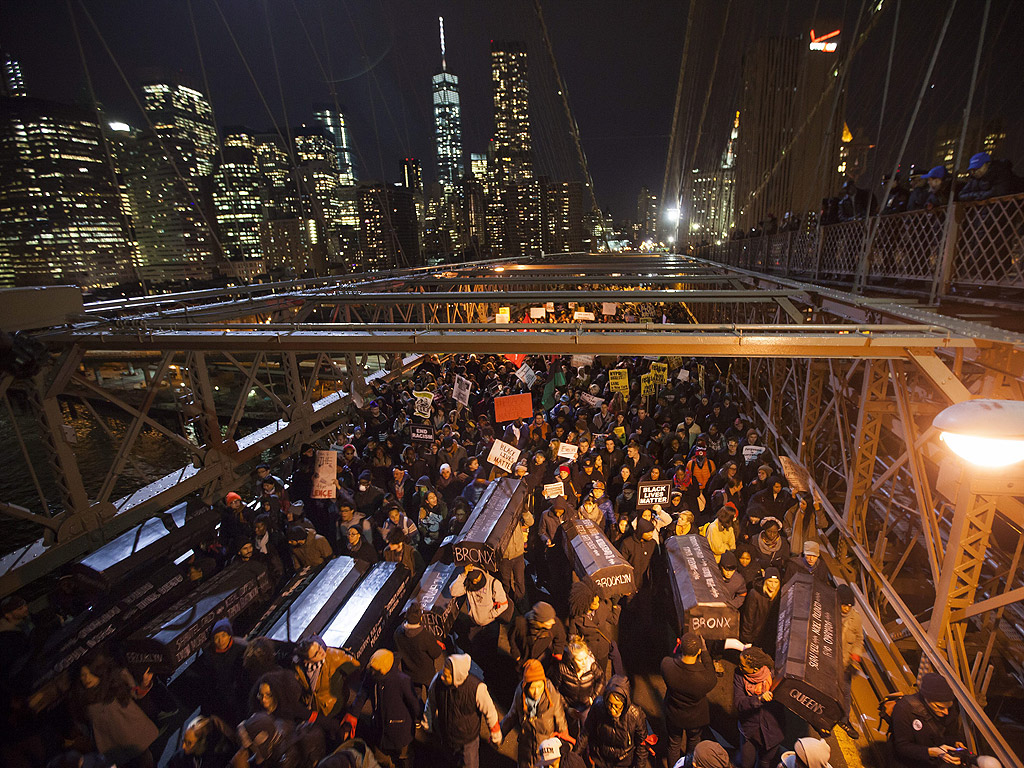 4 декември. Протест на Бруклинския мост в Ню Йорк срещу решението на съда да не подведе под отговорност полицая, виновен за смъртта на Ерик Гарнър – чернокож жител на града, починал от задушаване при арест.