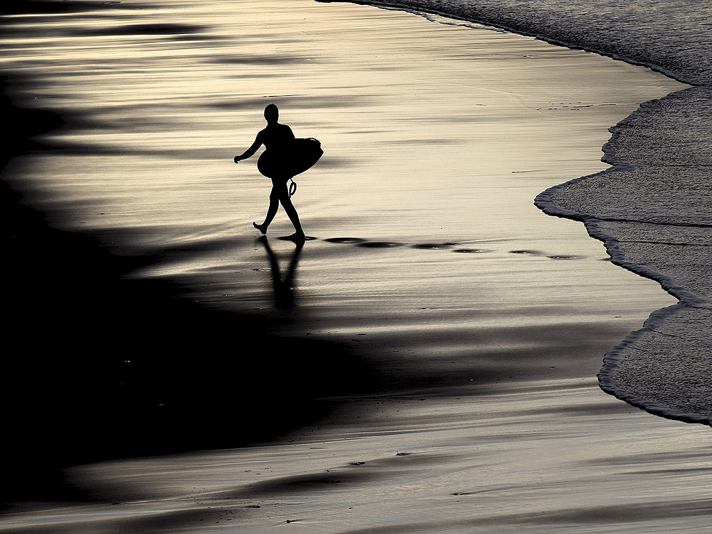 15 декември. Сърфист тръгва да гони вълните на плажа Суриола в Сан Себастиан, Испания.