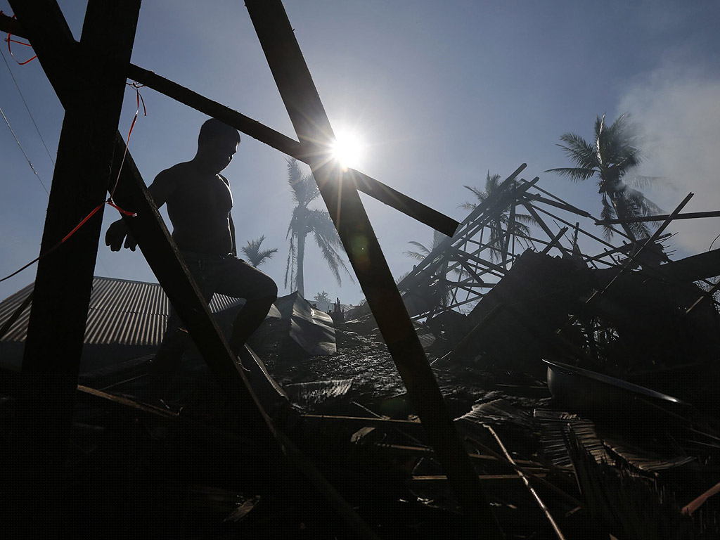 8 декември. Мъж търси оцелели вещи из руините на дома си, разрушен от тайфуна Хагупит. Тайфунът удари Филипините на 6 декември, разрушавайки повече от 30 хил. домове и повреждайки сериозно инфраструктурата.