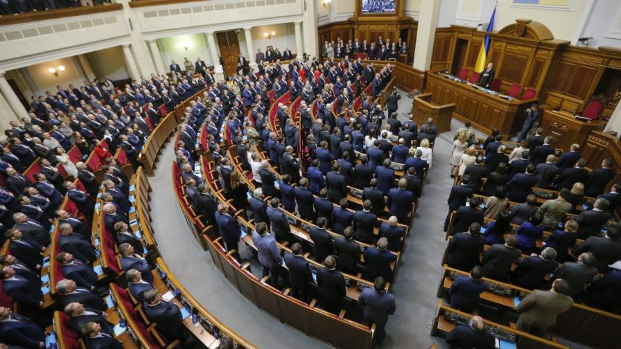 Украинският парламент одобри закона за отмяна на извънблоковия статут на страната