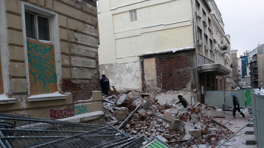 Колона падна и разруши каса на Зала „България“