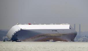 Товарен кораб се наклони на 45 градуса край Англия