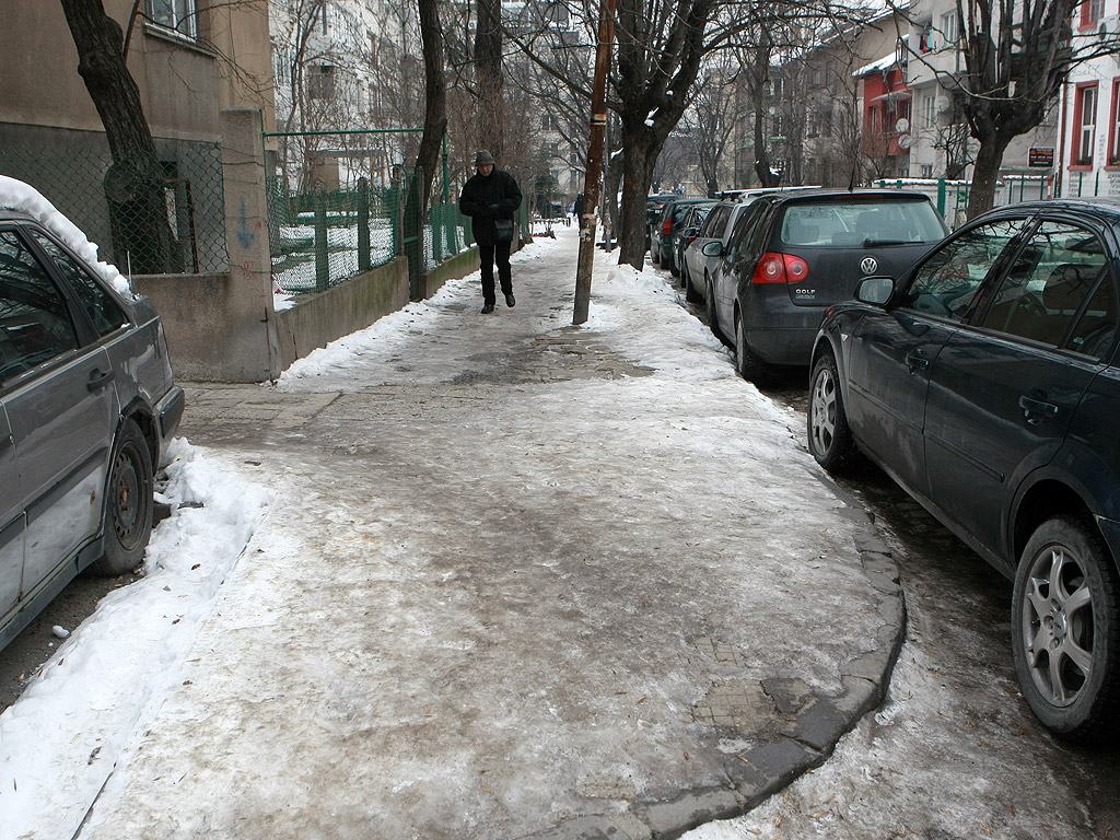 Все още на много места в столицата тротоарите са в лед, въпреки че последните дни сняг не е валял. Почистването на част от тротоарите е задължение на почистващите фирми. Пространствата около блокове, кооперации и търговски обекти трябва да се почистят от живеещите и работещите там.