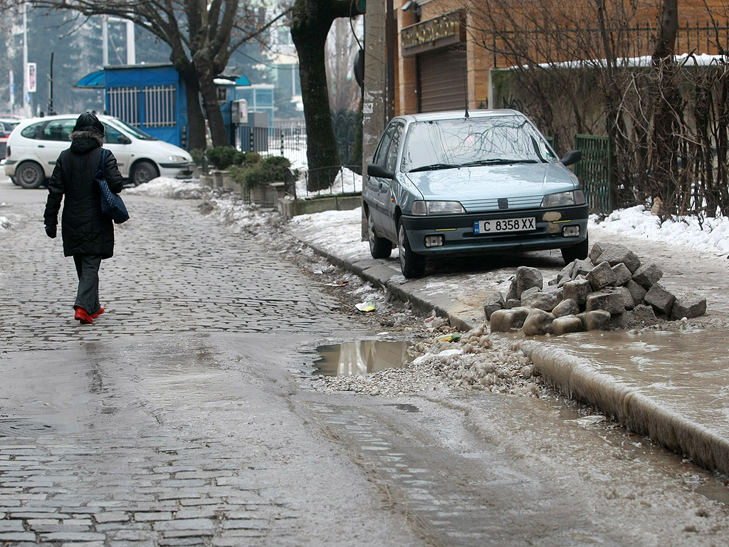 Все още на много места в столицата тротоарите са в лед, въпреки че последните дни сняг не е валял. Почистването на част от тротоарите е задължение на почистващите фирми. Пространствата около блокове, кооперации и търговски обекти трябва да се почистят от живеещите и работещите там.