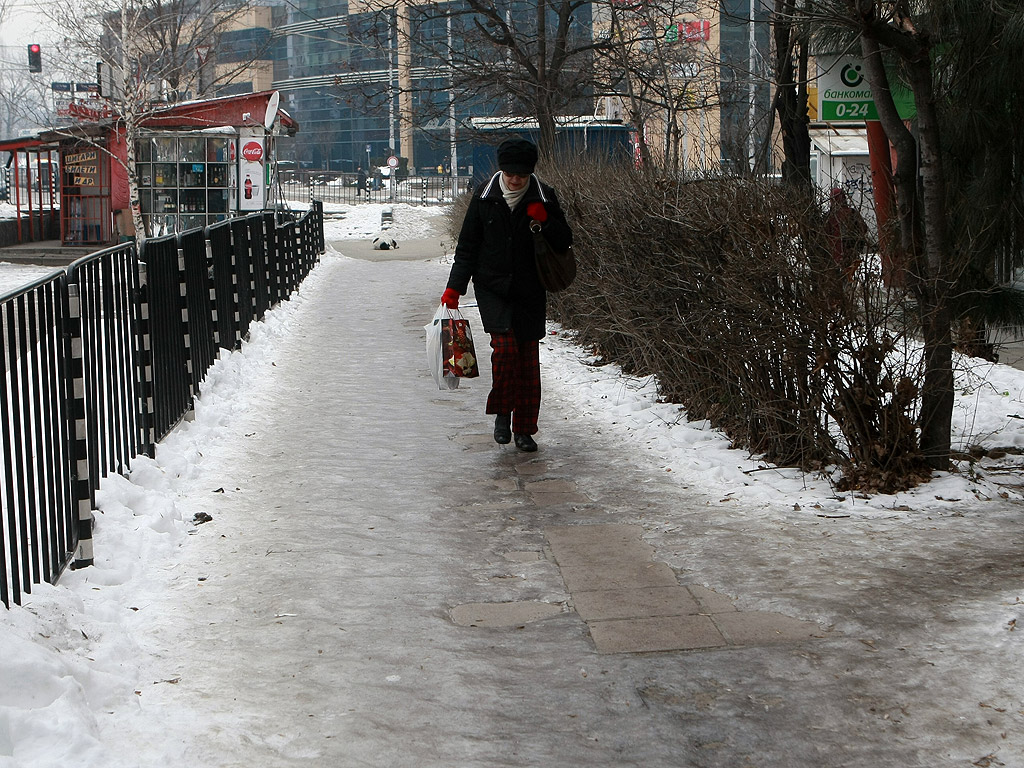 Все още на много места в столицата тротоарите са в лед, въпреки че последните дни сняг не е валял. Почистването на част от тротоарите е задължение на почистващите фирми. Пространствата около блокове, кооперации и търговски обекти трябва да се почистят от живеещите и работещите там.