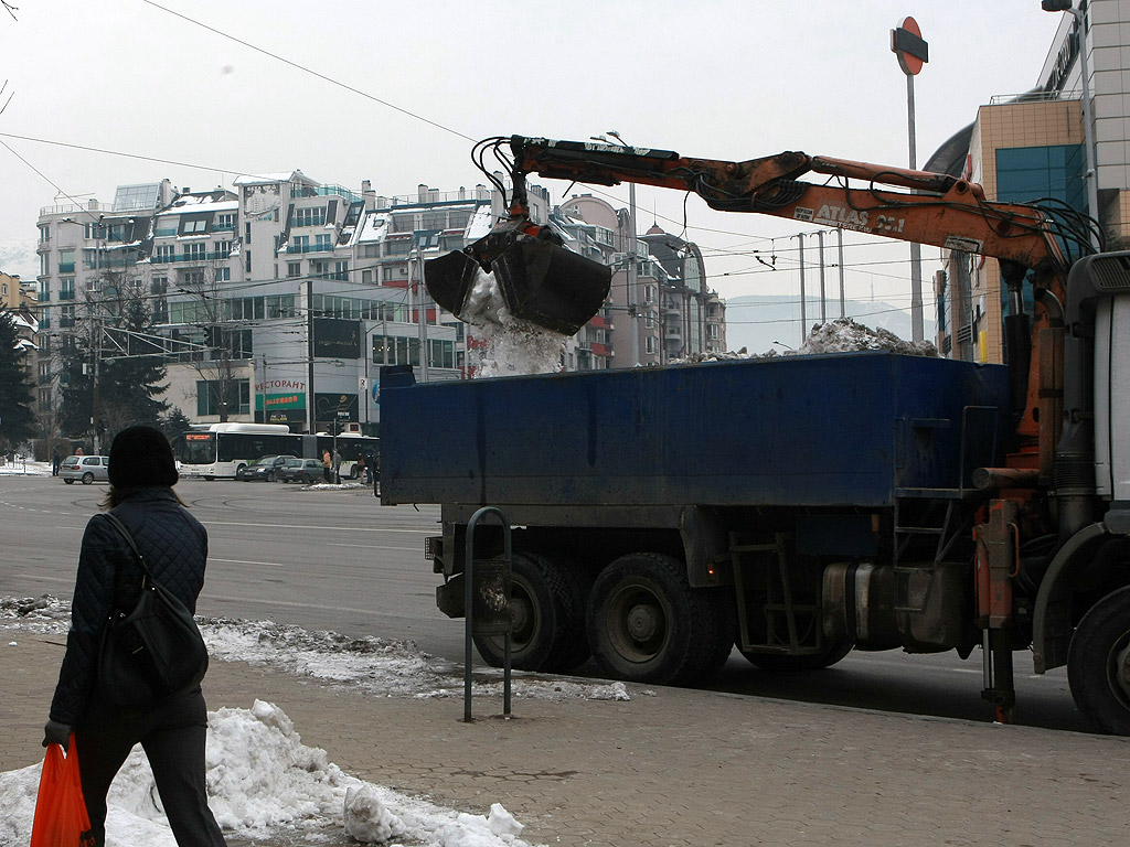 Все още на много места в столицата тротоарите са в лед, въпреки че последните дни сняг не е валял. Почистването на част от тротоарите е задължение на почистващите фирми. Пространствата около блокове, кооперации и търговски обекти трябва да се почистят от живеещите и работещите там.