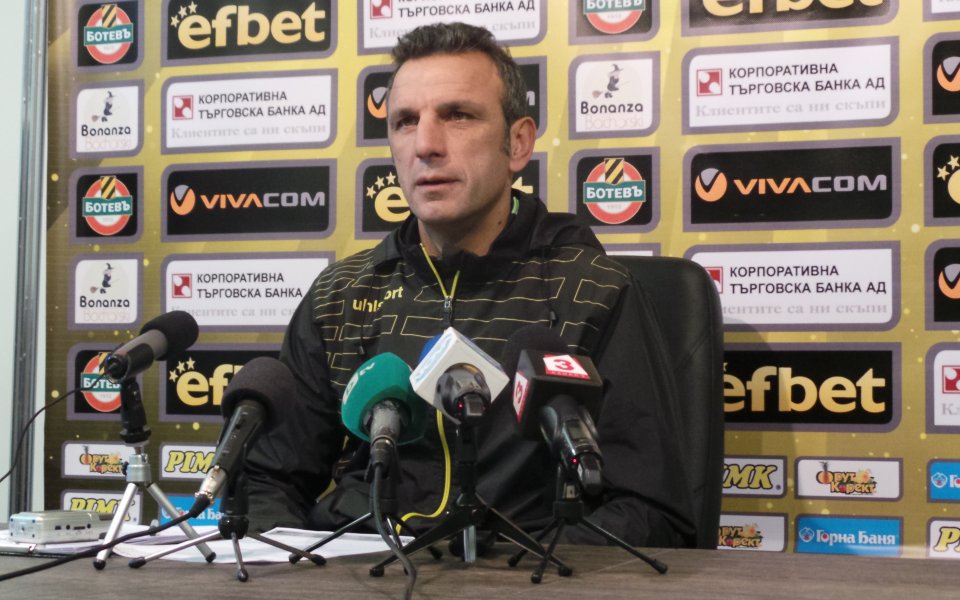 Петър Пенчев няма да бъде край тъчлинията за мача на